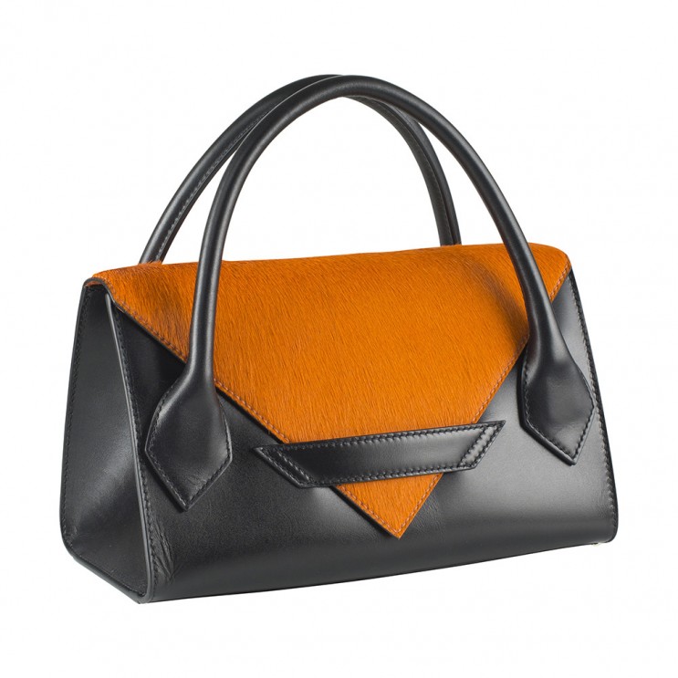 Sac à main Ninamarina en cuir et vachette, modèle C5, cuir lisse noir et poulain orange avec des pochette intérieurs.